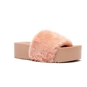 Slides fuzzy pink